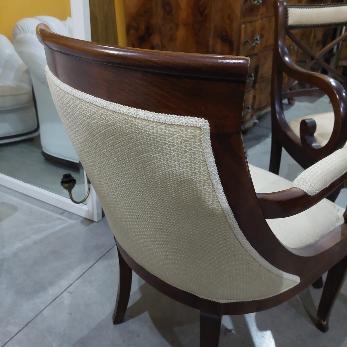 Poltroncina Noce Imb. Beige