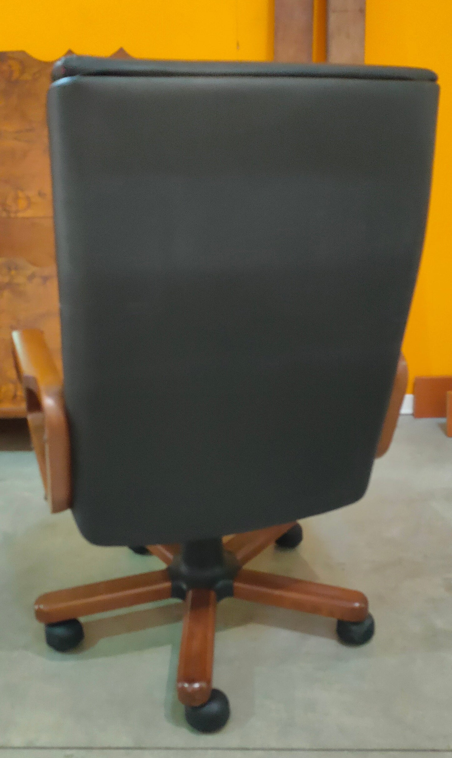 Poltrona Da Ufficio Legno Pelle Nera Crisafulli