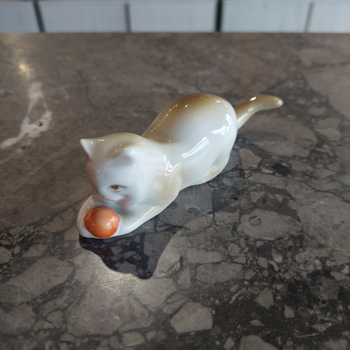 Statuina Gattino Con Pallina Porcellana Vintage Zsolnay