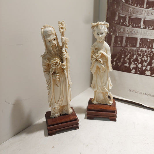 Coppia Statuine Saggi Cinesi In Osso Con Base Legno