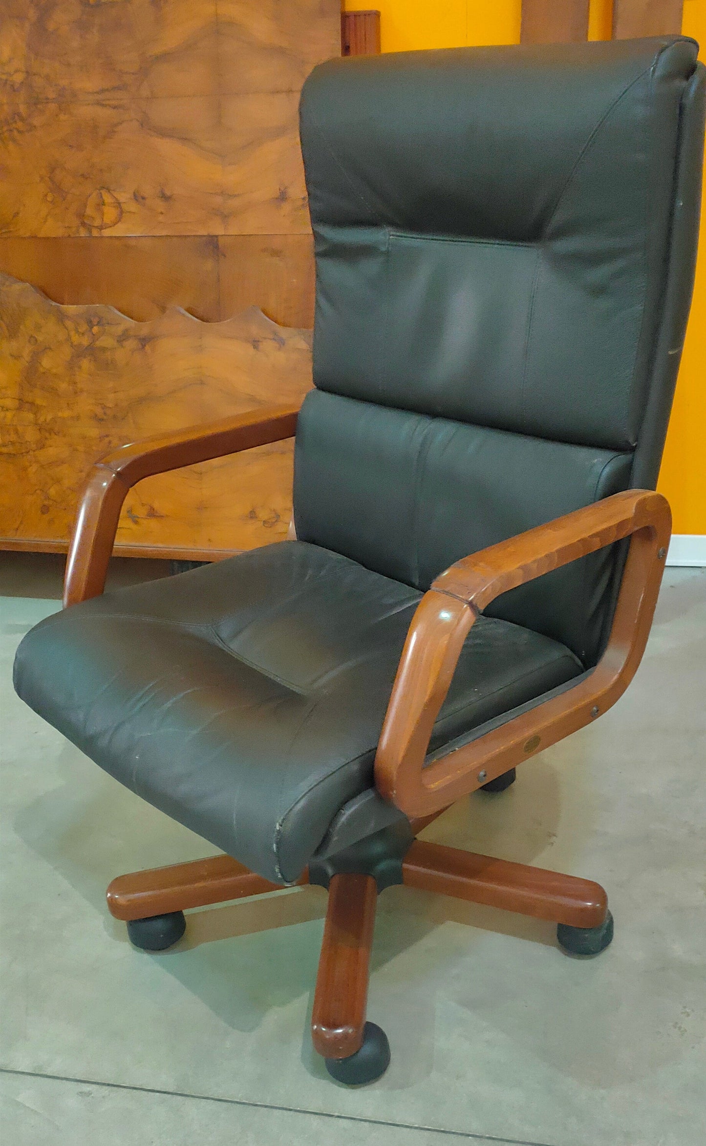 Poltrona Da Ufficio Legno Pelle Nera Crisafulli