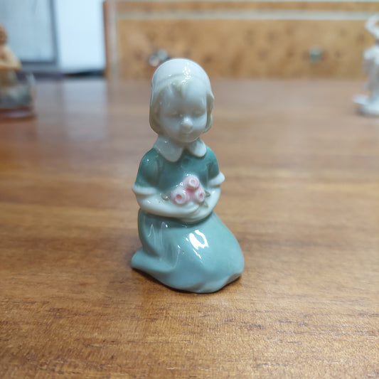 Statuina Antica Bimba Con Fiori Porcellana Capodimonte