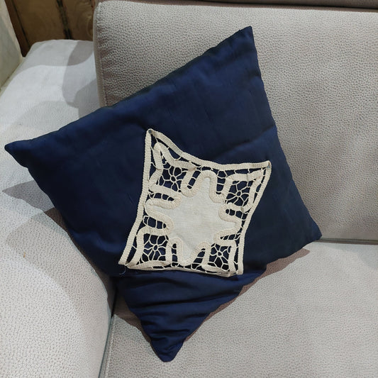 Cuscino Blu Con Centrino Uncinetto