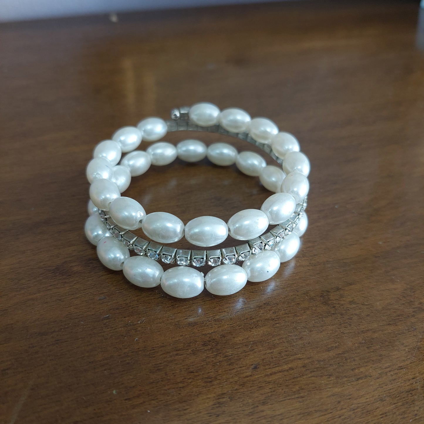 Bracciale Semirigido Perline Bianche E Strass